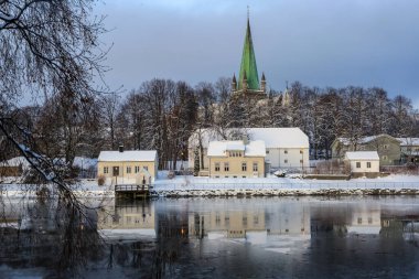 Trondheim 'da kış, Nidelva nehri manzarası ve Nidarosdomen katedrali suya yansıdı.