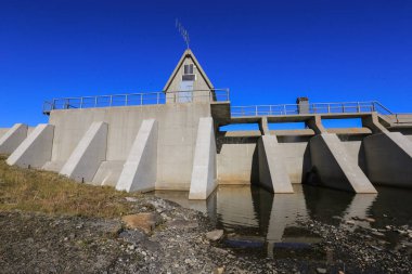 Norveç 'in orta kesimindeki Kvikne ilçesinde Stor Sverje Gölü' ndeki baraj.