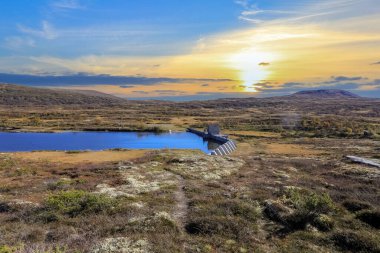 Norveç 'in orta kesimindeki Kvikne ilçesinde Stor Sverje Gölü' ndeki baraj.