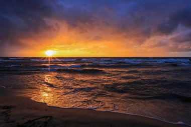Letonya 'nın başkenti Riga yakınlarındaki Saulkrasti sahilinde renkli bir günbatımı.