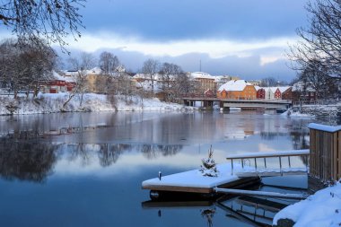 Trondheim 'da kış, Nidelva nehri ve Eski Köprü manzarası. 