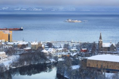 Trondheim 'da kış, Trondheim fiyortu ve Munkholmen adasının havadan görünüşü.