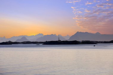Lofoten adalarında gün batımı, Svolvaer kasabası yakınlarında dağlar. Fotoğraf Hurtigruten yolcu gemisinden çekildi..