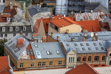 Riga 'daki eski kasabanın havadan manzarası St. Peter kilisesinin kulesine bakıyor.