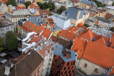 Riga 'daki eski kasabanın havadan manzarası St. Peter kilisesinin kulesine bakıyor.