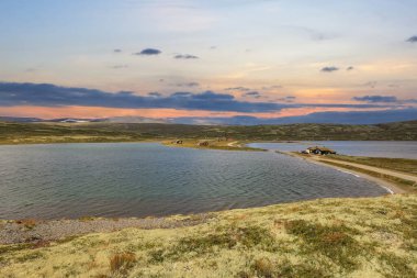 Norveç 'in Oppdal ilçesindeki Orkel Gölü' ndeki dağ kulübeleri.