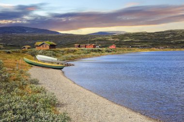 Norveç 'in Oppdal ilçesindeki Orkel Gölü' ndeki dağ kulübeleri.