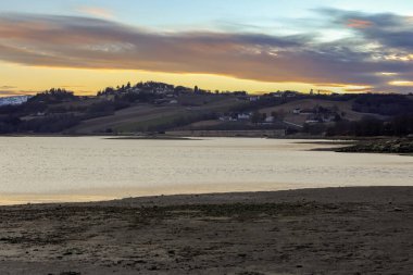 Gaula Nehri Trondheim fiyorduna akar, Byneset 'in gün batımındaki tarım alanı manzarası