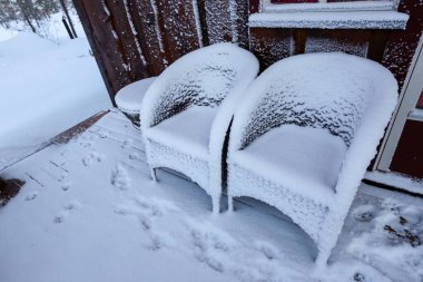 Yazlık bahçe mobilyaları kar fırtınasından sonra karla kaplı. Fotoğraf Norveç 'te çekildi..