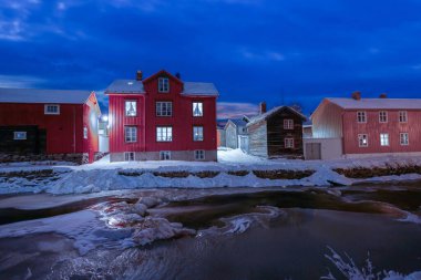 Geceleri Roeros. Roeros, Norveç 'in Troendelag iline bağlı bir belediyedir (UNESCO Dünya Mirasları Bölgesi).)