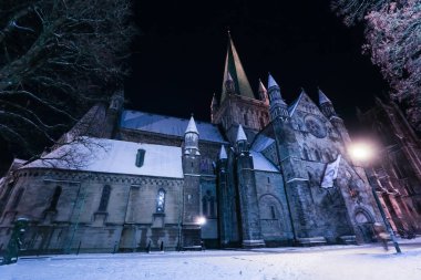 Kasım ayında kar yağdıktan sonra her gece Nidarosdomen Katedrali karla kaplandı 