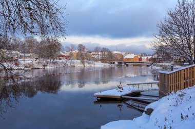 Trondheim 'da kış günü, Nidelva nehri, Eski Köprü (Den Gamle Bybro) ve Bakklandet yerleşim bölgesi manzarası