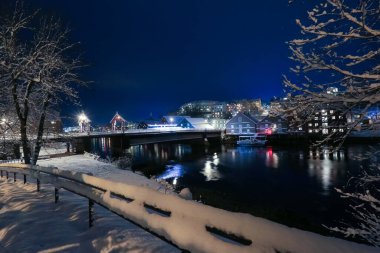 Gece Trondheim 'daki Nidelva Nehri ve Eski Köprü kardan sonra karla kaplandı. 