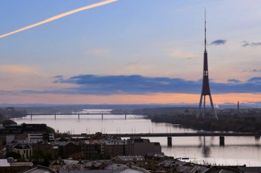 Başkent Riga, Letonya 'daki Daugava nehri ve TV kulesinin havadan görüntüsü.