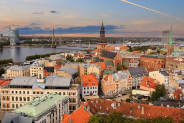 Daugava nehri, Rigas katedrali ve Letonya 'nın başkenti Riga' daki tarihi şehrin havadan görünüşü