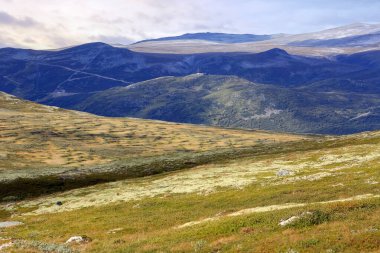 Oppdal ilçesindeki dağlar Orkel Gölü 'ne ve Orkla Nehri' nin kaynağına doğru ilerliyor.