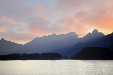 Yazın renkli günbatımında Lofoten Adaları 'nın kükürt manzarası