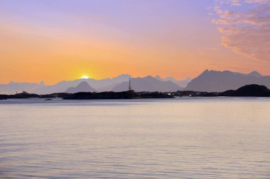 Yazın renkli günbatımında Lofoten Adaları 'nın kükürt manzarası