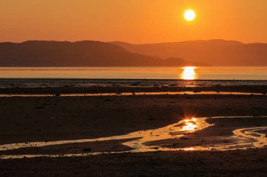 Norveç 'in Trondheim kenti yakınlarındaki Trondheim fiyordu ve Oesand kumsalında sular alçak.