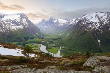 Romsdalen ve Isterdalen dağlarının Rauma nehrinin ağzında ve Romsdalsfjord kıyılarında yer alan hava manzarası.