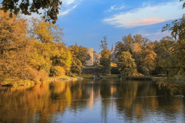 Sonbahar parkı ve Cesis kasabasındaki gölet 800 yıllık bir geçmişe sahip ve Avrupa 'nın en iyi korunmuş eski kasabalarından biri.