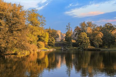 Sonbahar parkı ve Cesis kasabasındaki gölet 800 yıllık bir geçmişe sahip ve Avrupa 'nın en iyi korunmuş eski kasabalarından biri.