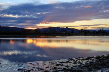 Gaula nehrinde gün batımı, Oesanden 'in Trondheim yakınlarındaki tarım alanı manzarası.