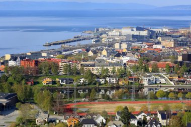 Trondheim 'da ilkbahar, Trondheim Fiyortu' nun havadan görünüşü ve şehrin tarihi kısmı. 