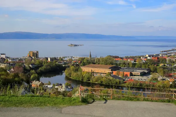Trondheim 'da ilkbahar, Trondheim fiyortu ve Munkholmen adasının havadan manzarası.