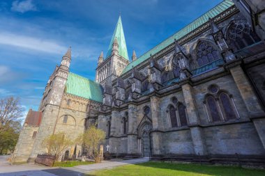 Trondheim 'da bahar, Nidarosdomen Katedrali manzarası