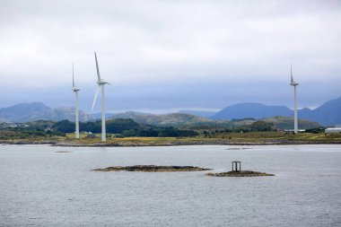Sisli bir günde Norveç açıklarında rüzgar türbinleri