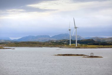 Sisli bir günde Norveç açıklarında rüzgar türbinleri 