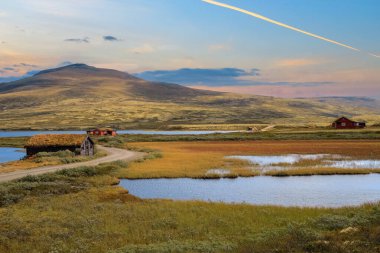 Norveç 'in Oppdal ilçesinde yer alan Orkel Gölü, balıkçılık ve yaz turizmiyle ünlüdür.