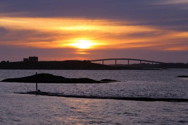 Yaz ortası güneşi Norveç 'te Smoela adasında