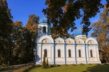 Cesis 'te sonbahar, Cesis parkındaki İsa Ortodoks Kilisesi' nin Aydınlanması manzarası