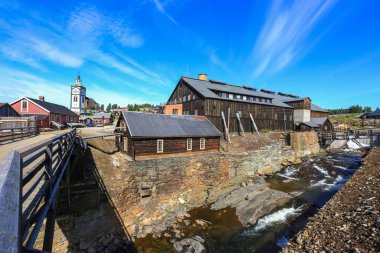 Roeros, Norveç 'in UNESCO Dünya Mirası Bölgesi olarak adlandırılan bir maden kasabasıdır. Birçokları karanlık zifiri karanlık cephelerini koruyarak kasabaya ortaçağ havası veriyor..