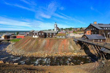 Roeros, Norveç 'in UNESCO Dünya Mirası Bölgesi olarak adlandırılan bir maden kasabasıdır. Birçokları karanlık zifiri karanlık cephelerini koruyarak kasabaya ortaçağ havası veriyor..
