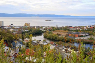 Trondheim 'da bahar, Trondheim fiyortu, Nidelva nehri ve Munkholmen adasının havadan manzarası.