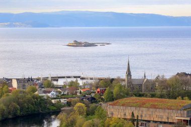 Trondheim 'da bahar, Trondheim fiyortu, Nidelva nehri ve Munkholmen adasının havadan manzarası. 