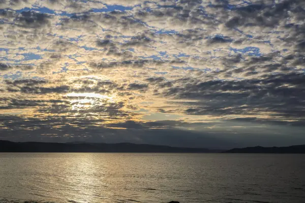 Byneset 'in tarım alanında Trondheim fiyortu üzerinde gökyüzü 