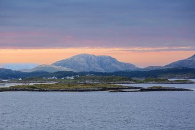  Norveç 'in Troendelag ilçesindeki Norveç sahili. Hurtigruta yolcu gemisinden görüntü