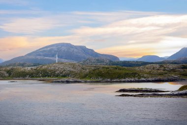 Norveç 'in Troendelag ilçesinde rüzgar türbini olan Norveç kıyıları. Hurtigruta yolcu gemisinden görüntü