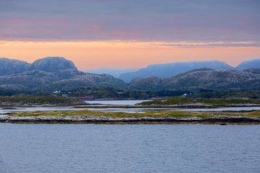 Norveç 'in Troendelag ilçesindeki Norveç sahili. Hurtigruta yolcu gemisinden görüntü