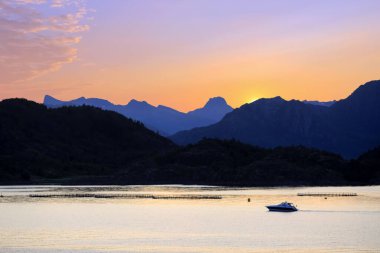 Gökyüzünde gece yarısı güneşi... Lofoten adaları ve Norveç 'in Svolvaer kasabası yakınlarındaki fiyort Vestfjorden' da.