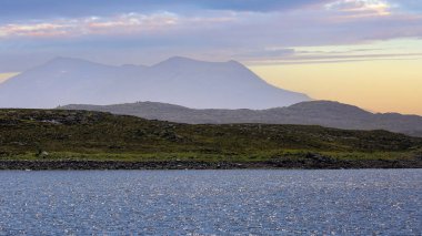 Norveç 'in Aure belediyesindeki Edoeyfjord ve dağların manzarası. Adadan manzara Smoela.