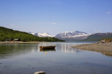 Norveç 'in Oppdal ilçesinde bulunan Gjevillvatnet Gölü' nde yaz mevsimi. Trollheimen Ulusal Parkı 'ndaki dağların manzarası.