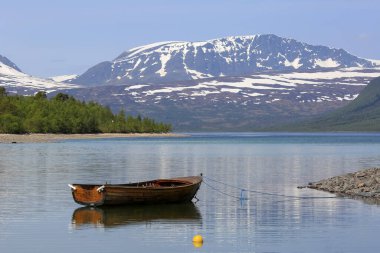 Norveç 'in Oppdal ilçesinde bulunan Gjevillvatnet Gölü' nde yaz mevsimi. Trollheimen Ulusal Parkı 'ndaki dağların manzarası.
