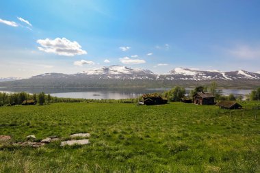 Gjevillvatnet Norveç 06: 14 2025 yazında Norveç 'in Oppdal ilinde yer alan Gjevillvatnet Gölü' nde. Trollheimen Ulusal Parkı 'ndaki dağların manzarası