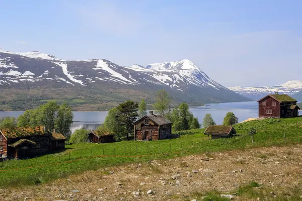 Gjevillvatnet Norveç 06: 14 2025 yazında Norveç 'in Oppdal ilinde yer alan Gjevillvatnet Gölü' nde. Trollheimen Ulusal Parkı 'ndaki dağların manzarası