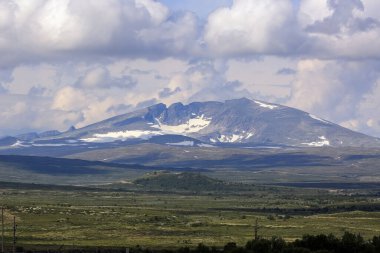 Norveç 'in Dovre Ulusal Parkı' ndaki Snoehetta Dağı 'nın manzarası